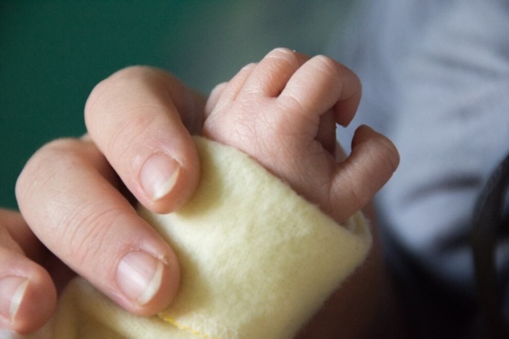 La vacuna fue aprobada en Argentina el 8 de setiembre. Está indicada para inmunizar a las embarazadas entre las semanas 32 y 36 de gestación para proteger a los bebés desde el nacimiento hasta los primeros 6 meses de vida. De este modo, los bebés tienen una disminución del riesgo de contraer la infección durante esa etapa. 