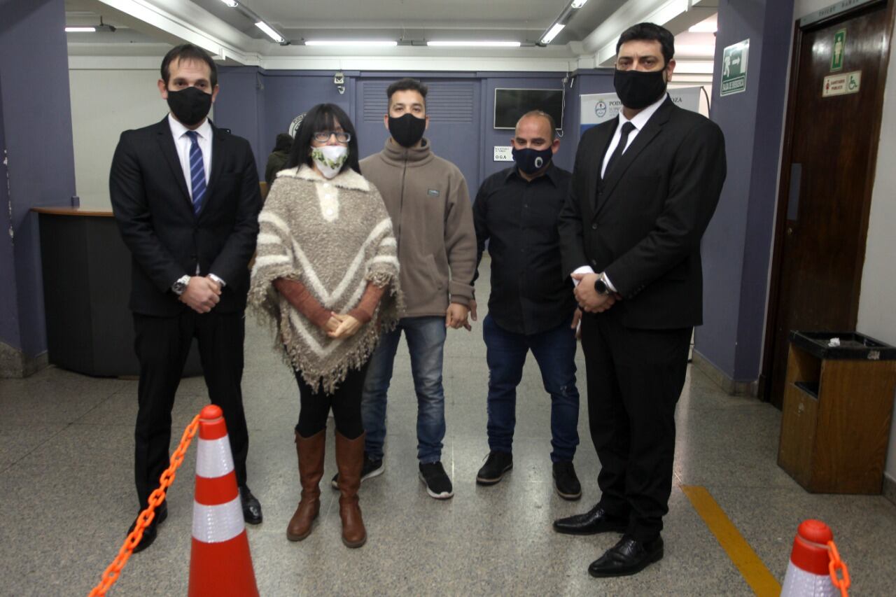 Agustín Magdalena, la familia Romano y Cristian Vaira Leyton, ayer en tribunales.