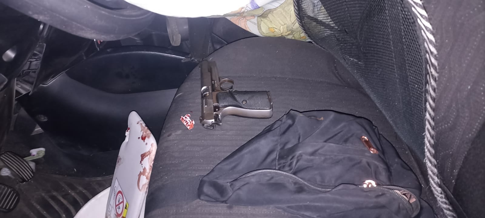 Arma encontrada en el auto robado. Foto: X / @MATIPASCUALETTI