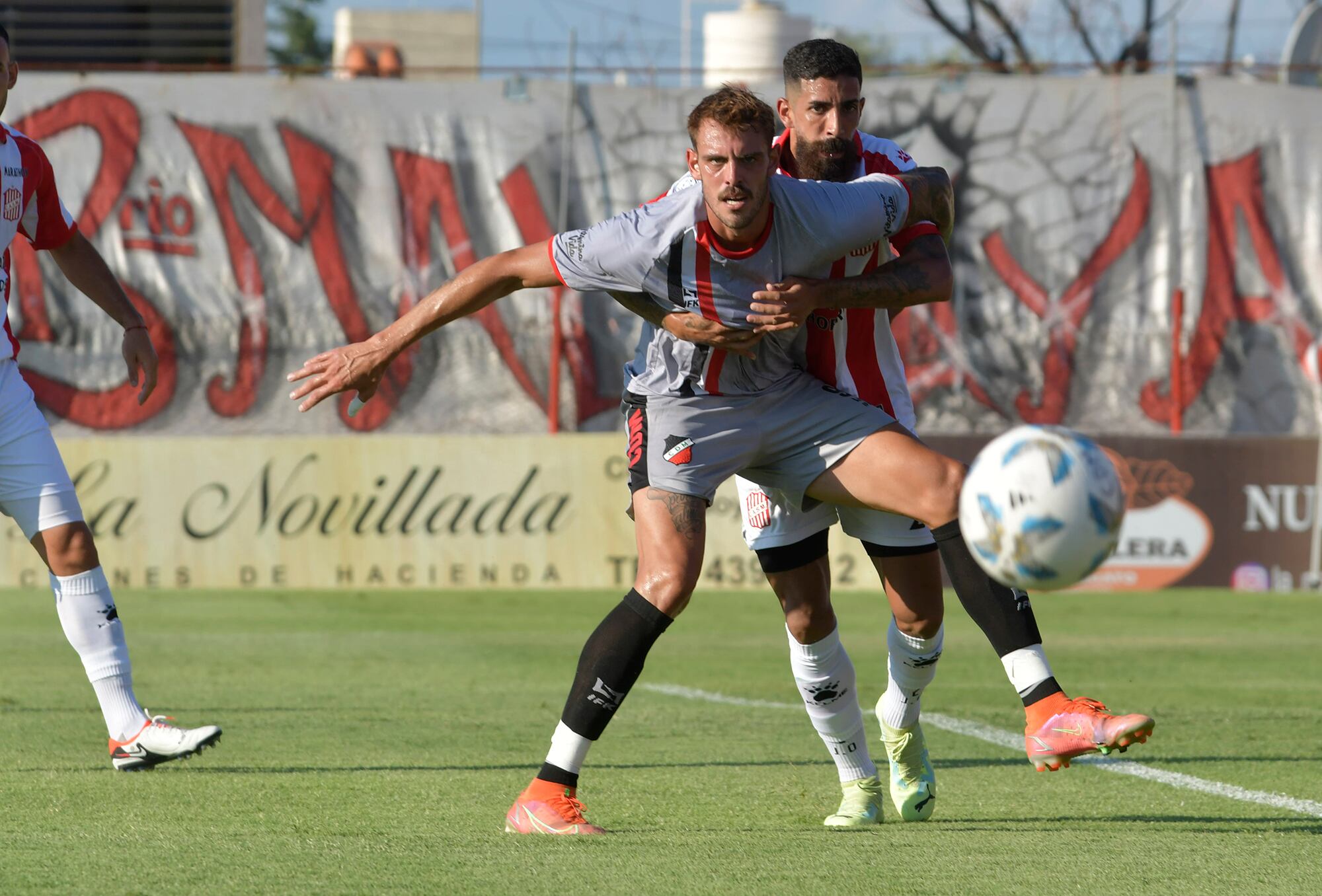 Fútbol 
El Club Atlético San Martín de Tucumán venció por 2-0 al Deportivo Maipú como visitante en la Primera Nacional
Foto: Orlando Pelichotti