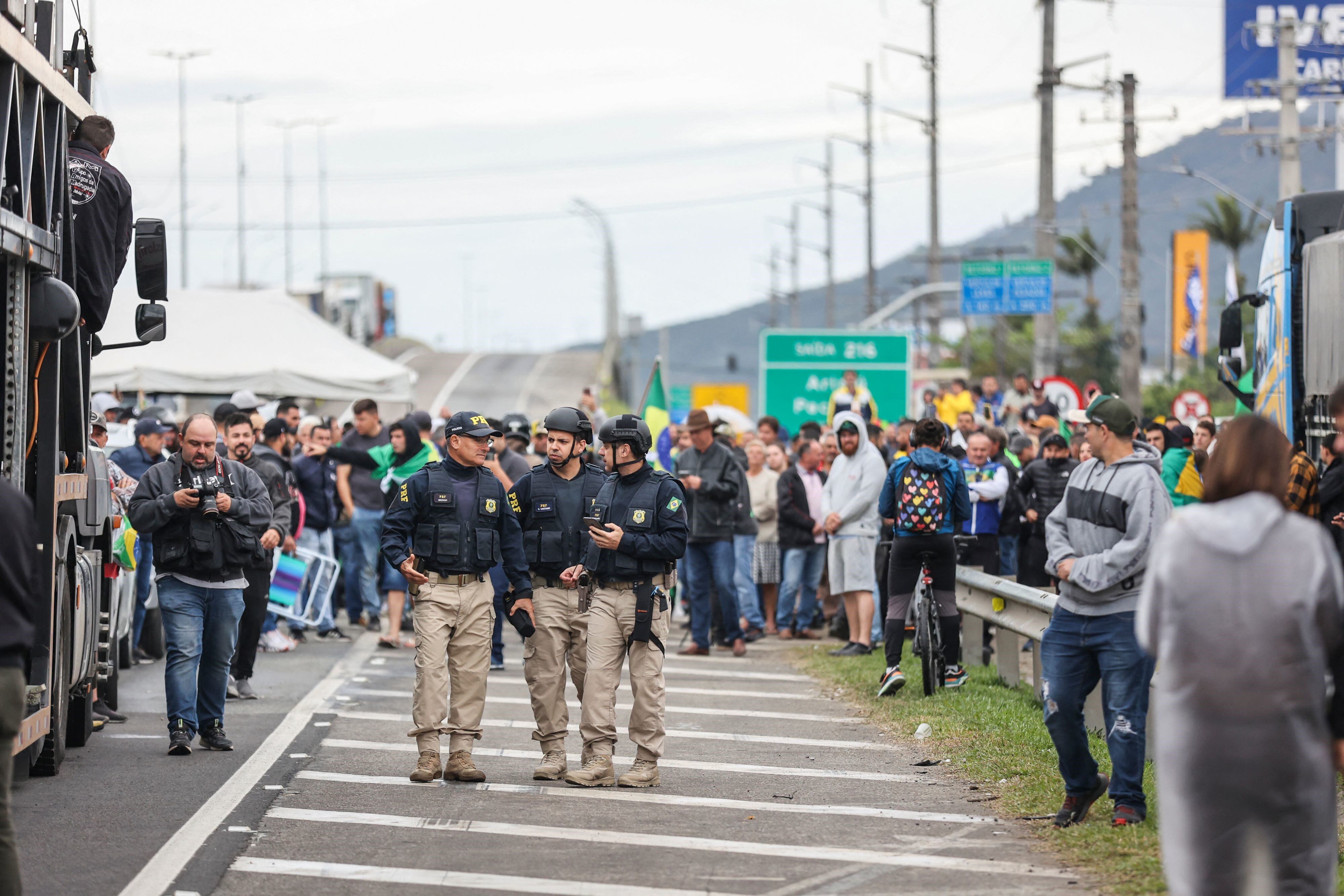 Manifestantes anti Lula en medio de una ruta del estado de Florianópolis. Foto: AFP.