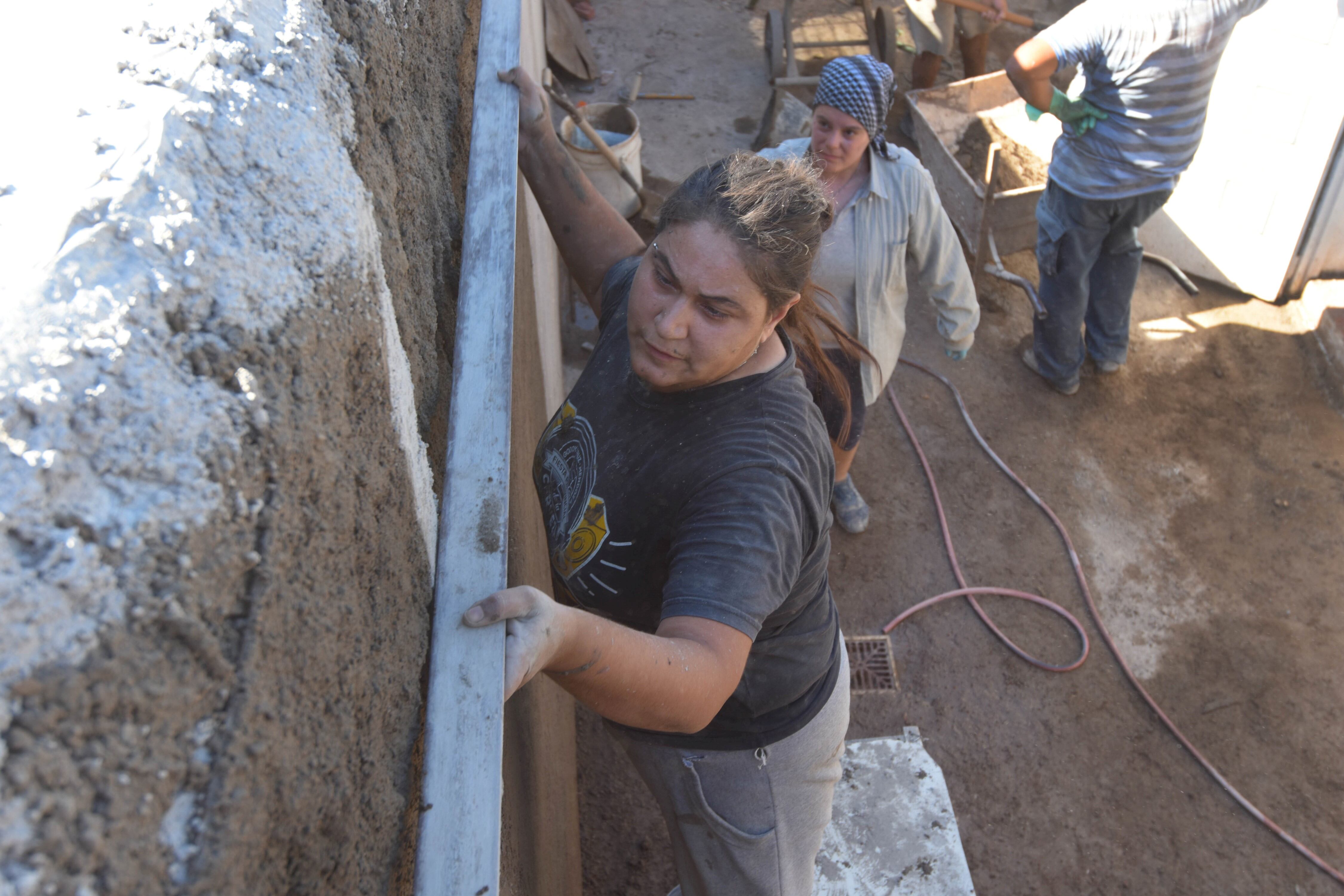 Verónica Ibarra es albañil, realiza todo tipo de construcciónes, refacciones y plomeria. 