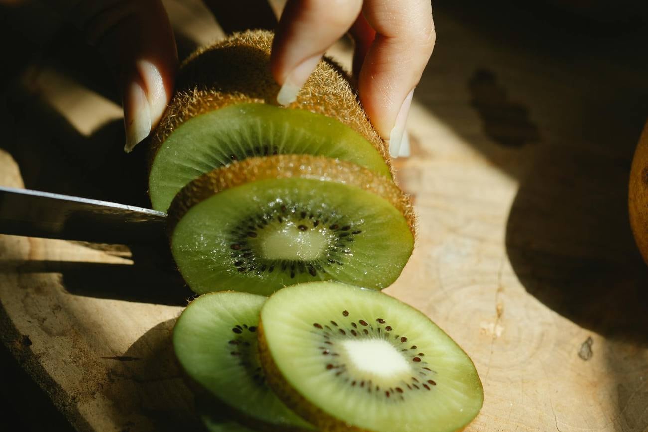 Para mujeres embarazadas, el kiwi es una fuente importante de ácido fólico, esencial para el desarrollo cerebral y cognitivo del bebé. (Pexels)