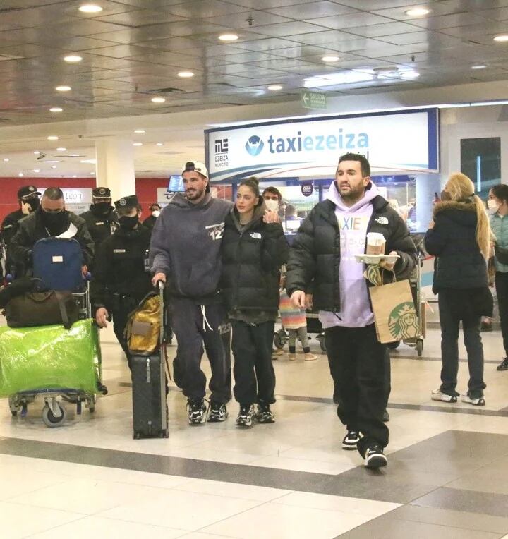 La pareja salió por otra puerta del aeropuerto Foto: movilpress