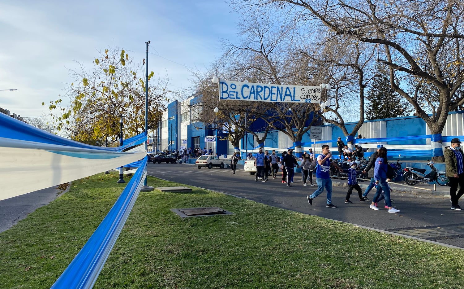 Los hinchas del Tomba rodearon la sede del Club Godoy Cruz para celebrar los 100 años de vida.