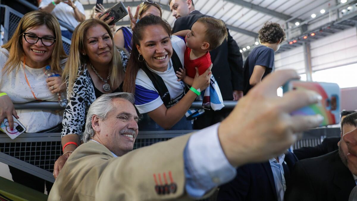 Alberto Fernández junto a simpatizantes en Zárate. Foto: Presidencia