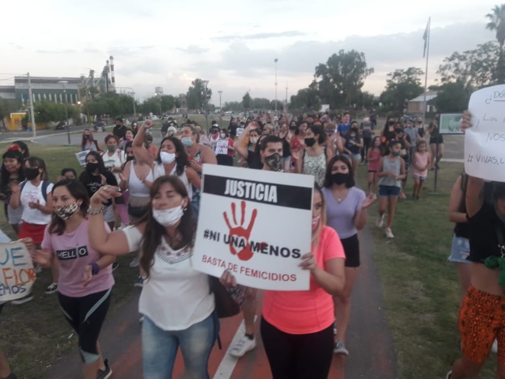 Familiares y vecinos pidieron en Maipú por la aparición con vida de Florencia Romano, la adolescente que es intensamente buscada desde el fin de semana.