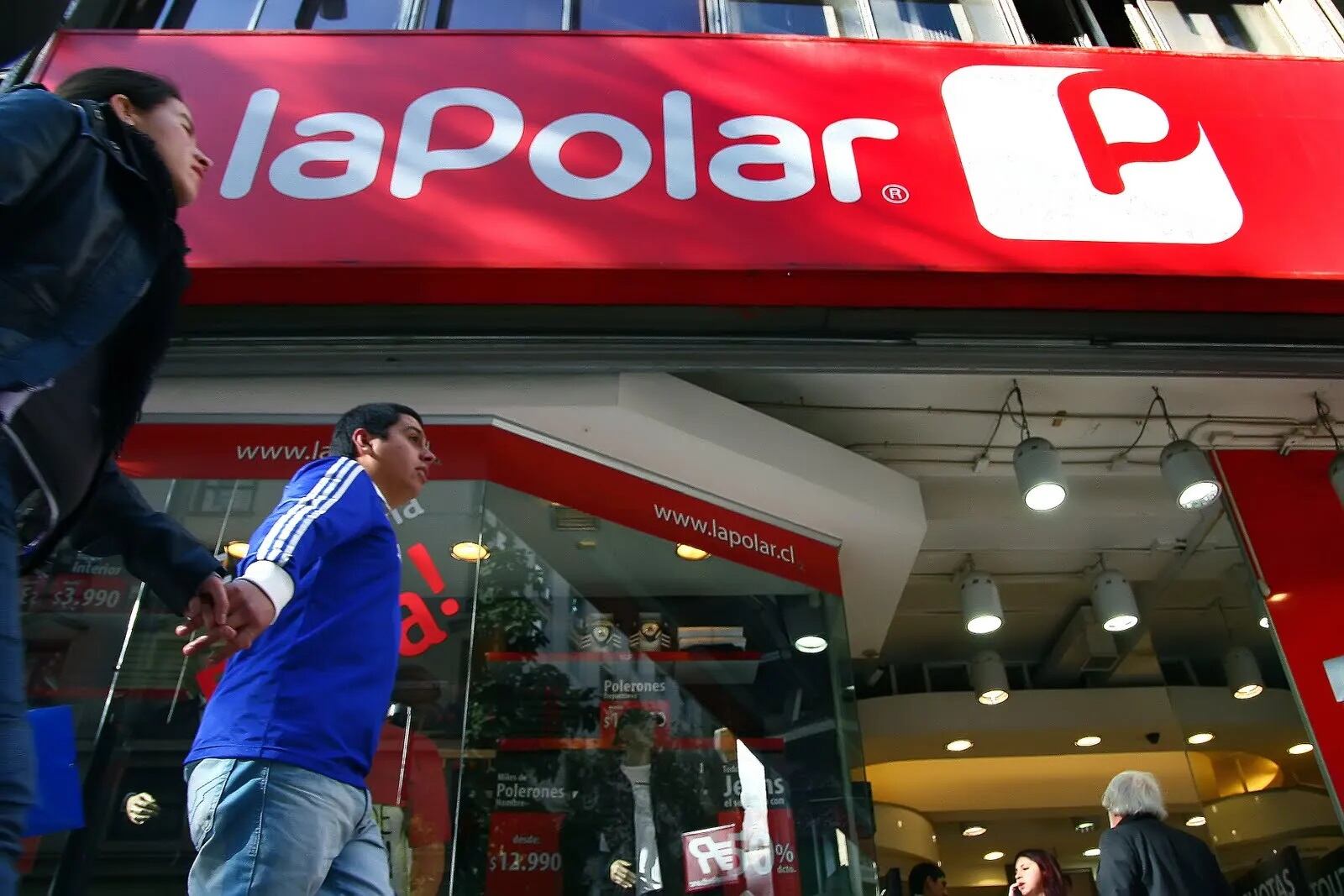 Acusan a la tienda chilena La Polar de vender ropa falsificada (Agencia Uno)