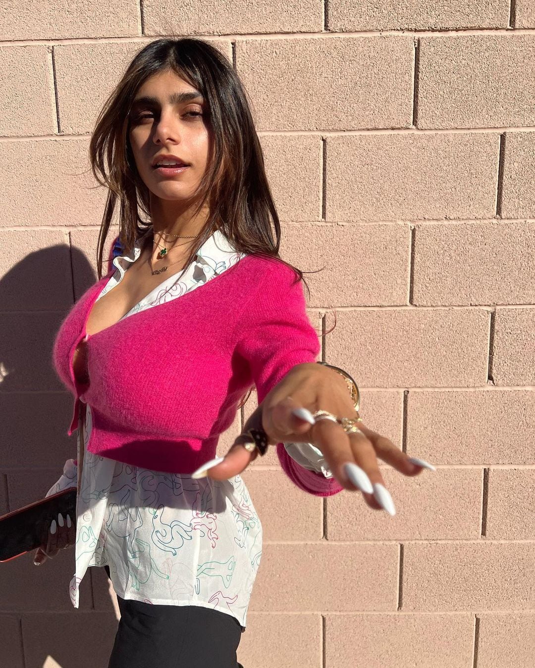 Mia Khalifa primero se fotografió con camisa puesta