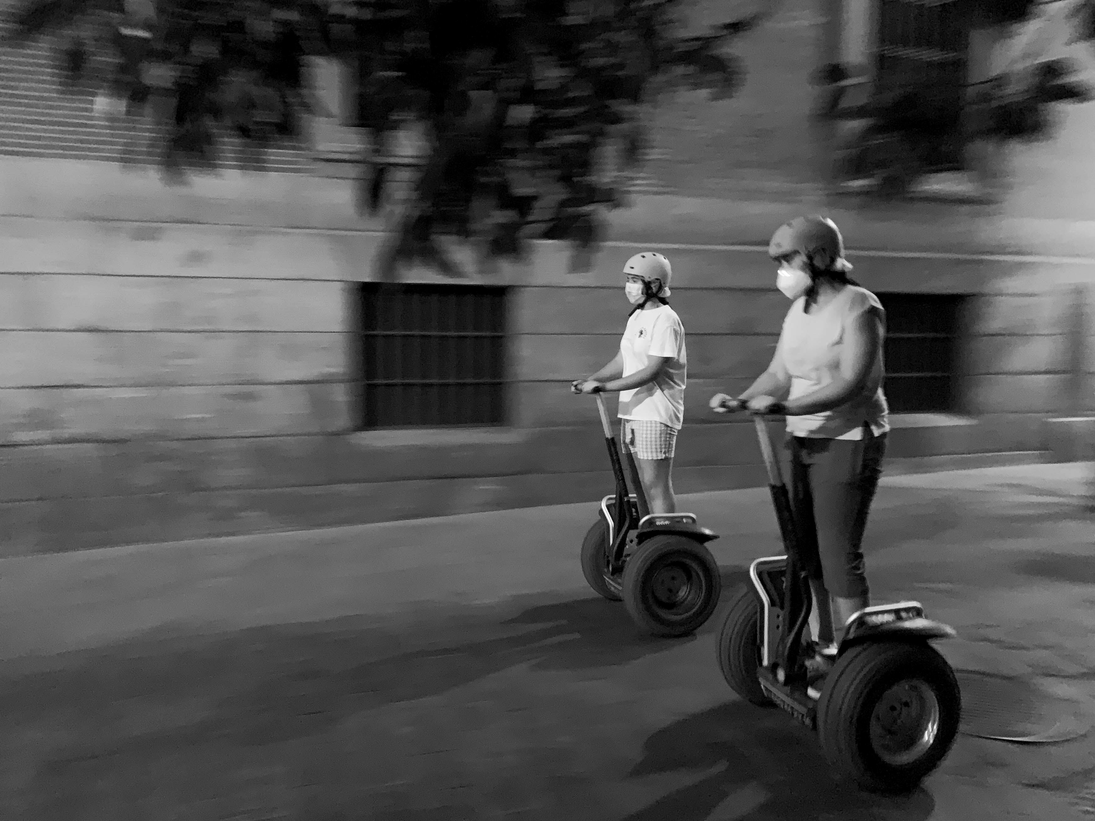 Paseo nocturno. Una madrileña y su hija, paseando por la ciudad desierta a lomos de “segways”.