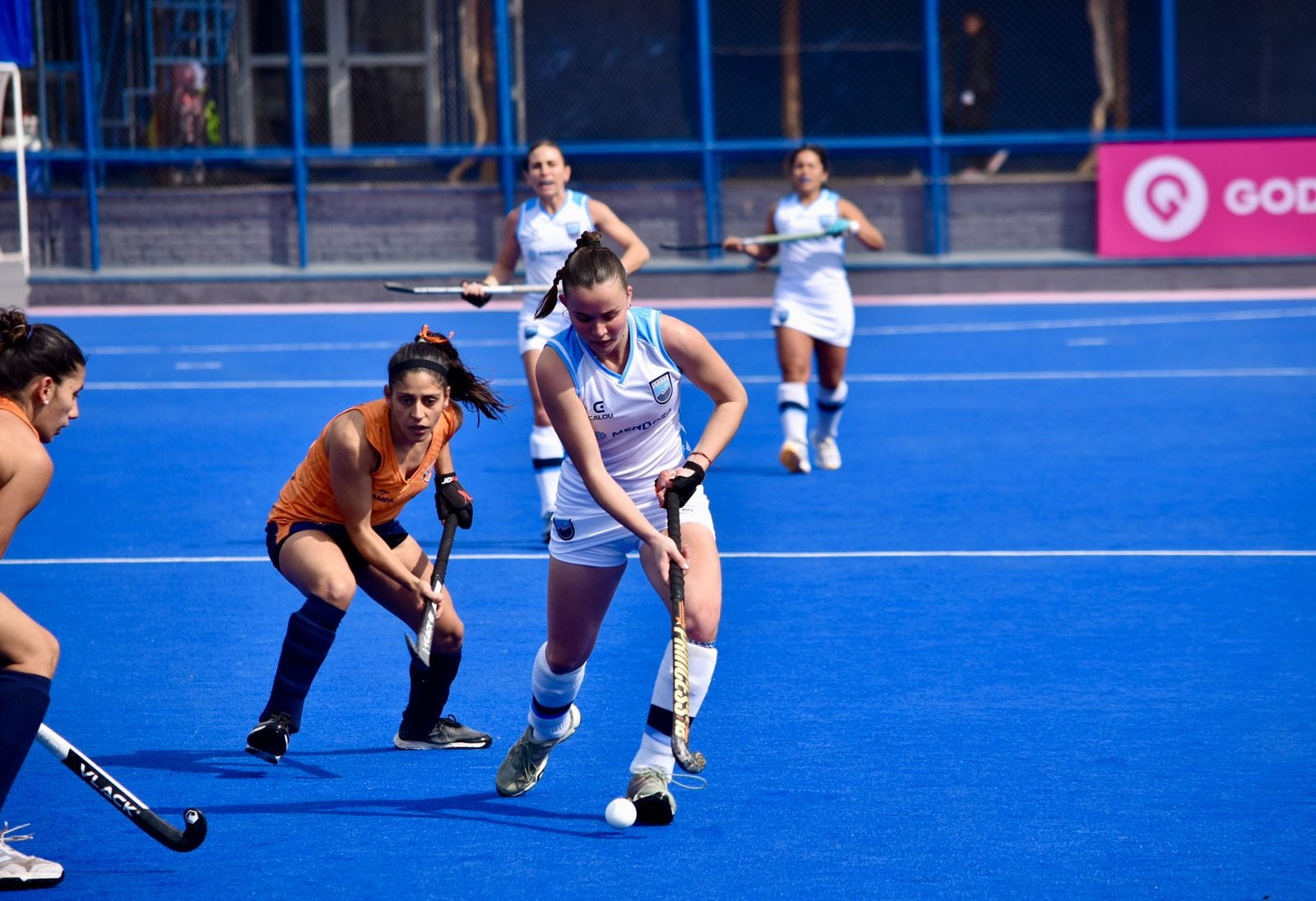 La selección mendocina femenina de hockey césped enfrentó a Tucumán. Fotos Asociación Mendocina de Hockey