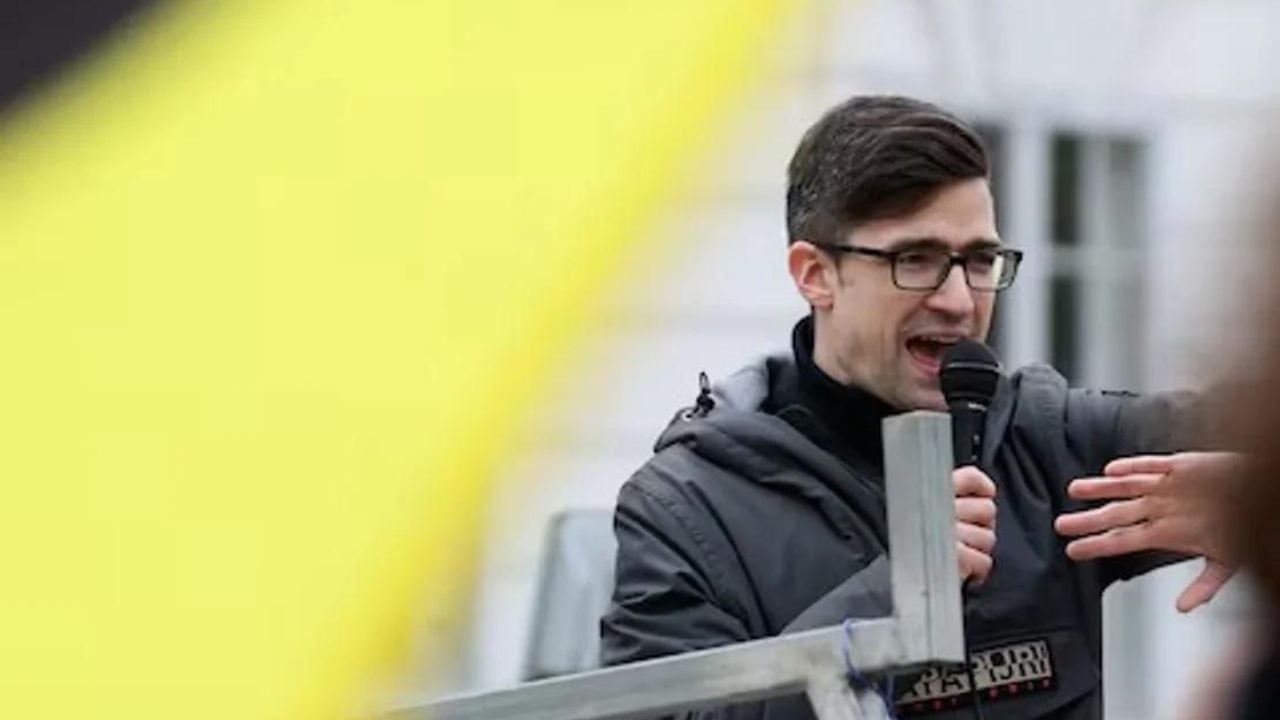 Sellner durante una protesta contra una redada policial en su casa, frente al Ministerio de Justicia en Viena, el 13 de abril de 2019.