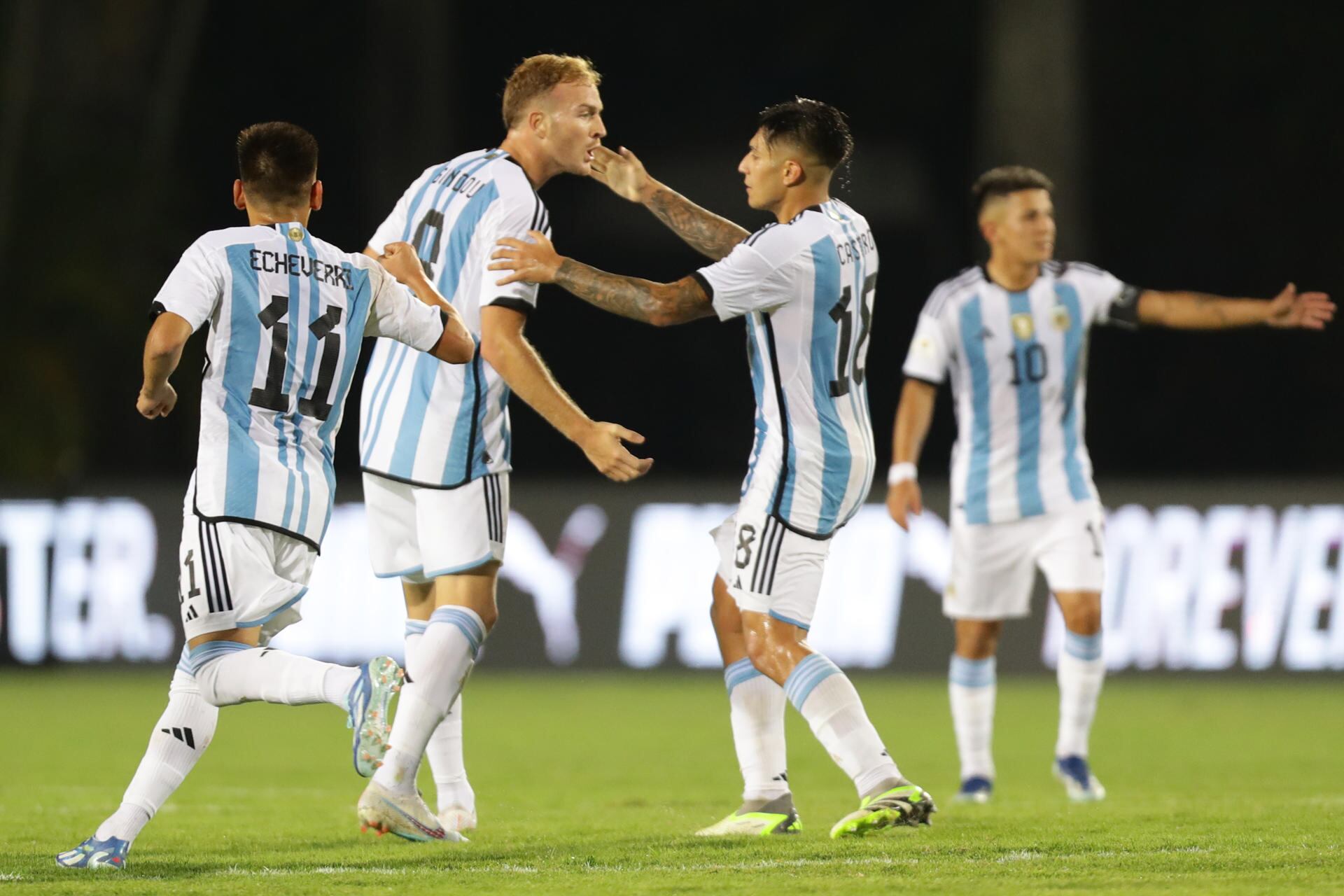 Luciano Gondou celebra su gol ante Paraguay hoy, en un partido del Torneo Preolímpico Sudamericano Sub-23 en el estadio Polideportivo Misael Delgado en Valencia (Venezuela). EFE/ Rayner Peña R.
