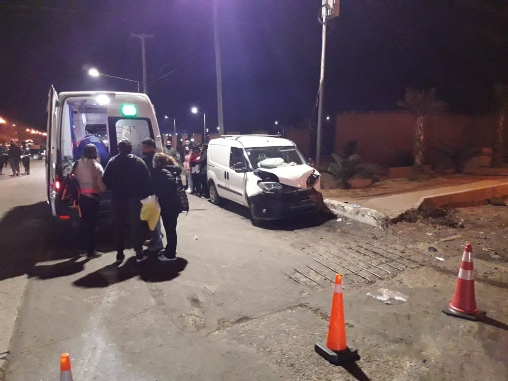 Una FIat Doblo y un Palio colisionaron en la intersección de Tropero Sosa y Ruiz de Maipú. Hay un herido de gravedad.