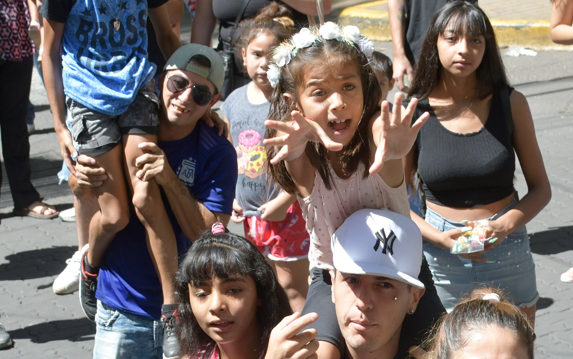 Vendimia 2023   Carrusel de las Reinas 
 La gente colmó  las calles céntricas de Mendoza para celebrar junto a las 18 reinas y distintas agrupaciones culturales y sociales, que reflejan el espíritu local.


Foto: Orlando Pelichotti