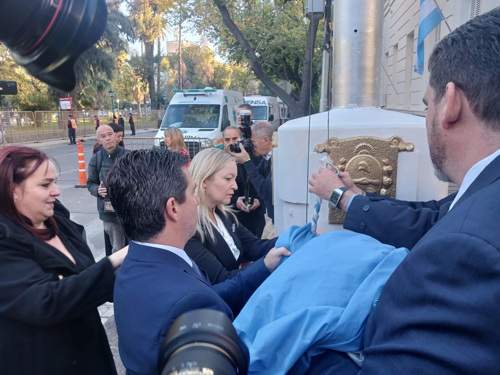 A la vicegobernadora se le enredó la bandera argentina.