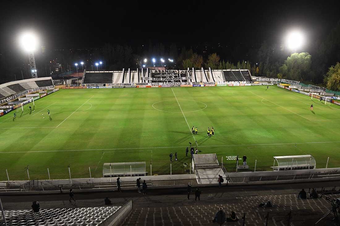 El Lobo del Parque hizo su presentación ante Nueva Chicago en su cancha el lunes 10 de mayo por la fecha 9 de la Primera Nacional.