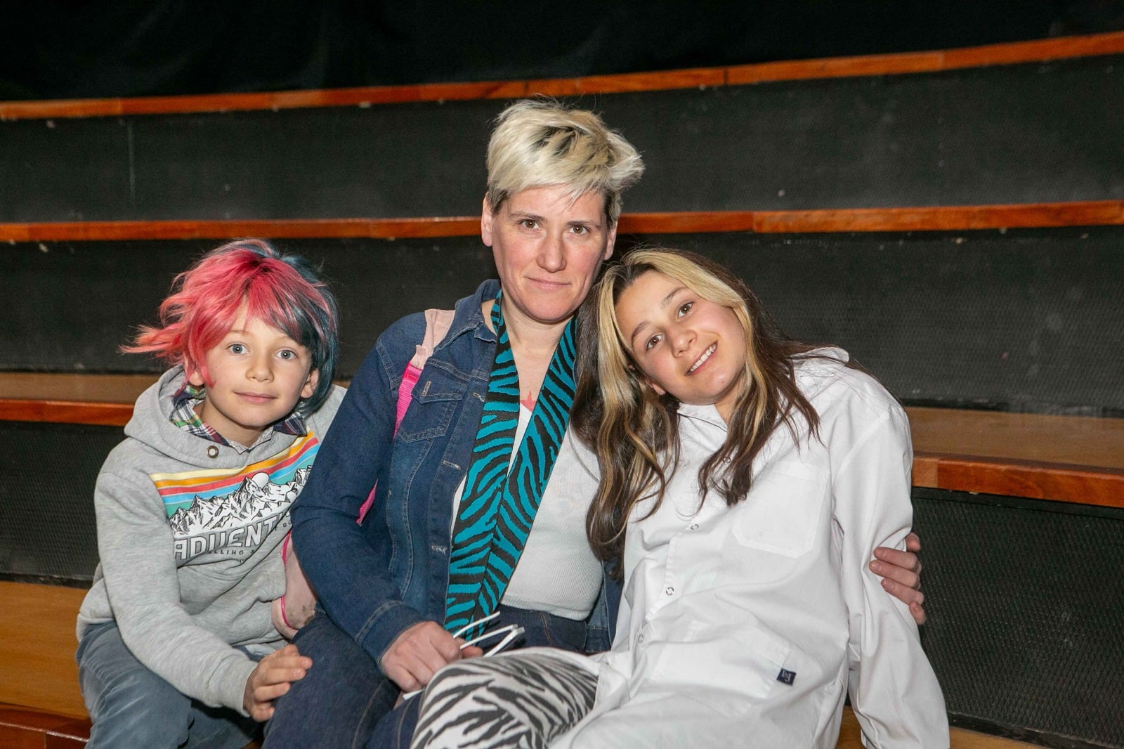 Juana, junto a su mamá y hermano en la feria.