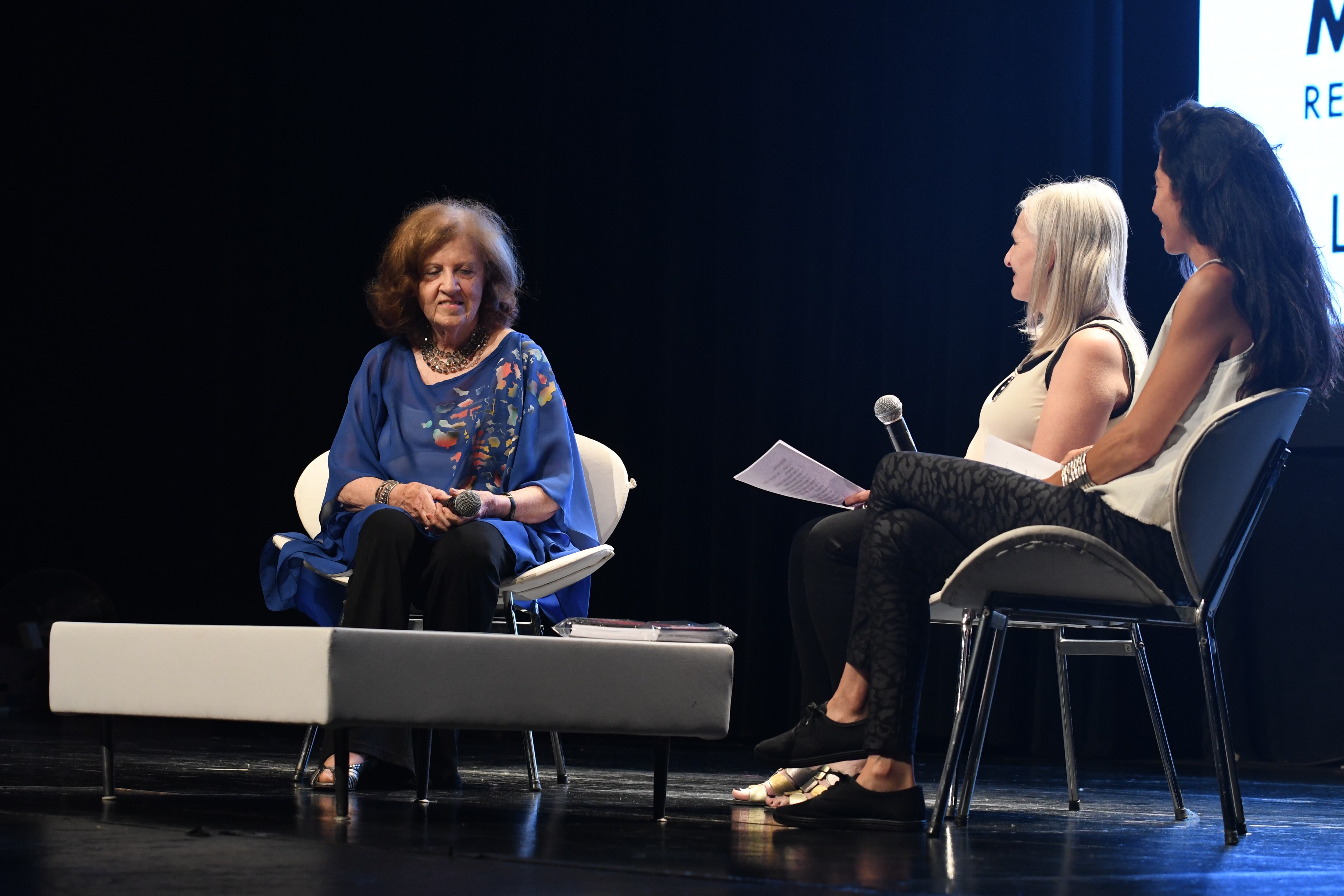 La homenajeada Arq. Rosa María Mazzoni junto a las Arq. Diana Zirulnik y Luz Niven. 