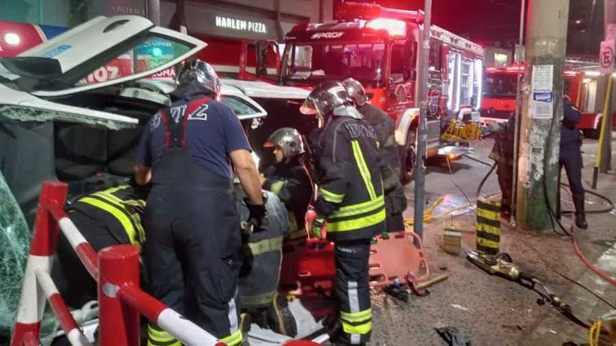 Una Camioneta de trenes argentinos fue embestida por una locomotora.