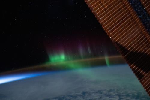 Una impresionante aurora austral fue registrada desde la Estación Espacial Internacional de la NASA sobre el océano Índico.