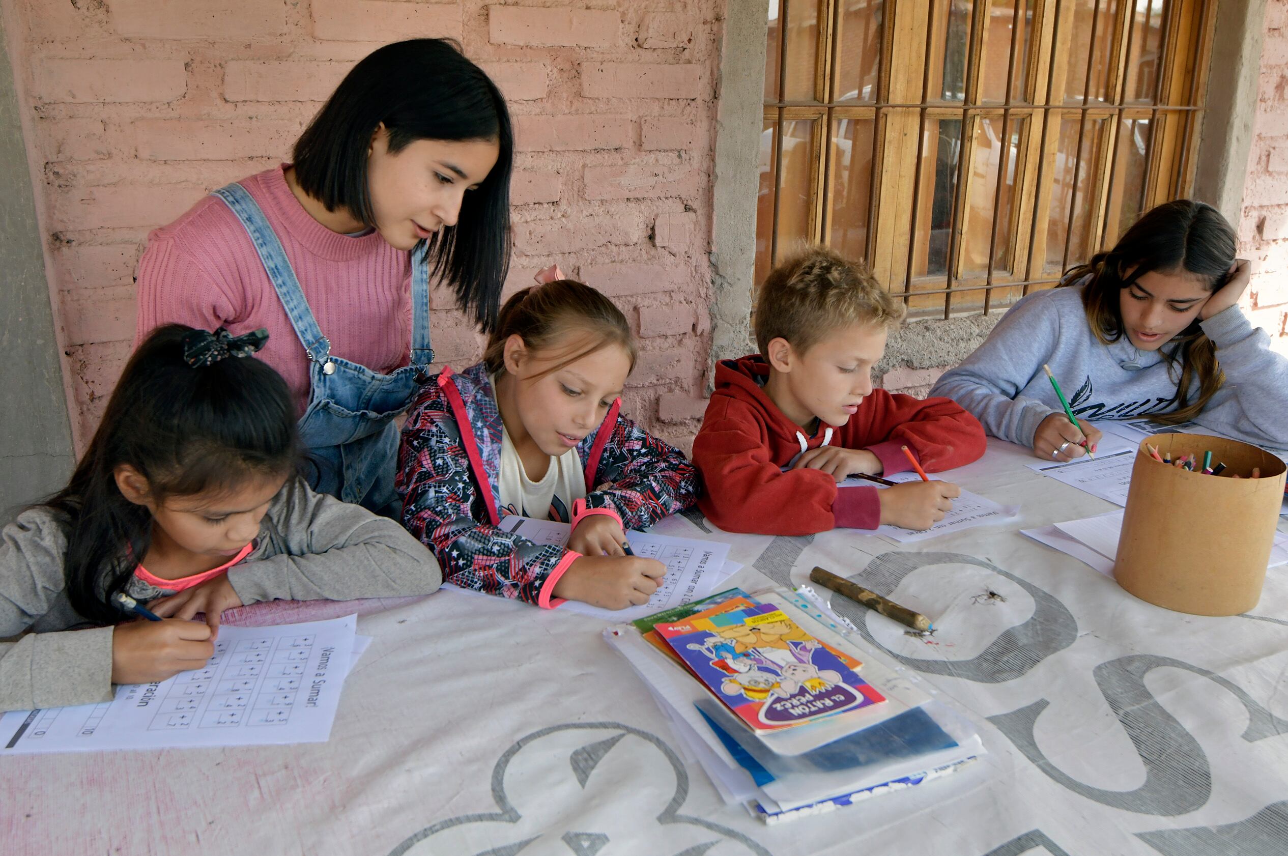 21 de abril 2022  Sociedad
Apoyo escolar a niños de Chapanay
Las hermanas Romero , Sabrina (24), Giuliana (26 de remera negra) y Oriana (21 de buzo gris) dictan clases de apoyo escolar solidariamente a los vecinos del Comedor Comunitario de Juana Valdez, en esa localidad del Departamento San Martín


Foto: Orlando Pelichotti/ Los Andes