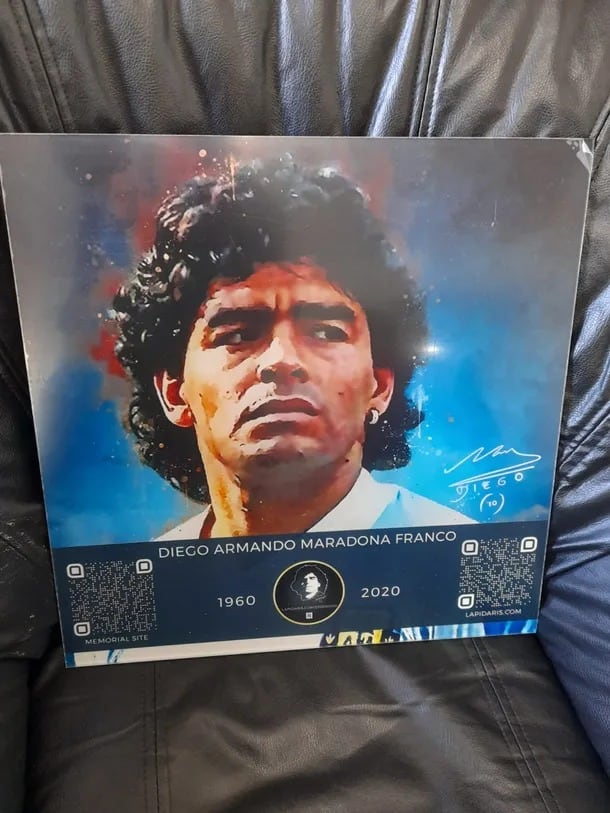 Lanzaran piedras conmemorativas para homenajear a Diego Maradona.