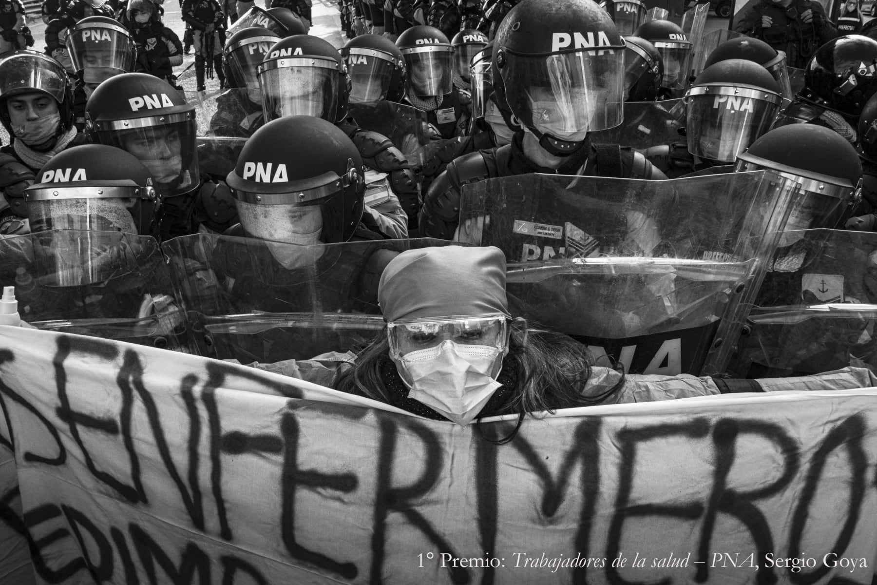 Médicos, enfermeros y trabajadores de la salud protestan para denunciar la situación critica por la que atraviesa el sector en medio de la crisis sanitaria cortando el puente Pueyrredón que une la ciudad de Buenos Aires y el partido bonaerense de Avellaneda.
Los manifestantes denuncian la muerte de mas de 500 trabajadores y la precarización laboral en la que se encuentran enfrentando la pandemia. 
