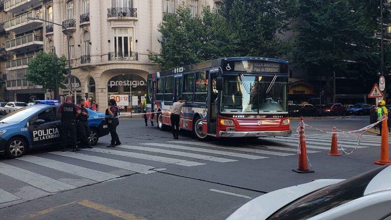 El accidente ocurrió en la esquina de Callao y Las Heras, en Recoleta. El chofer quedó detenido.