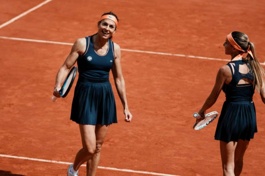 Como nuevas. Gabriela Sabatini y Gisela Dulko ganaron su primer partido en el torneo de Leyendas de Roland Garros. / AP 