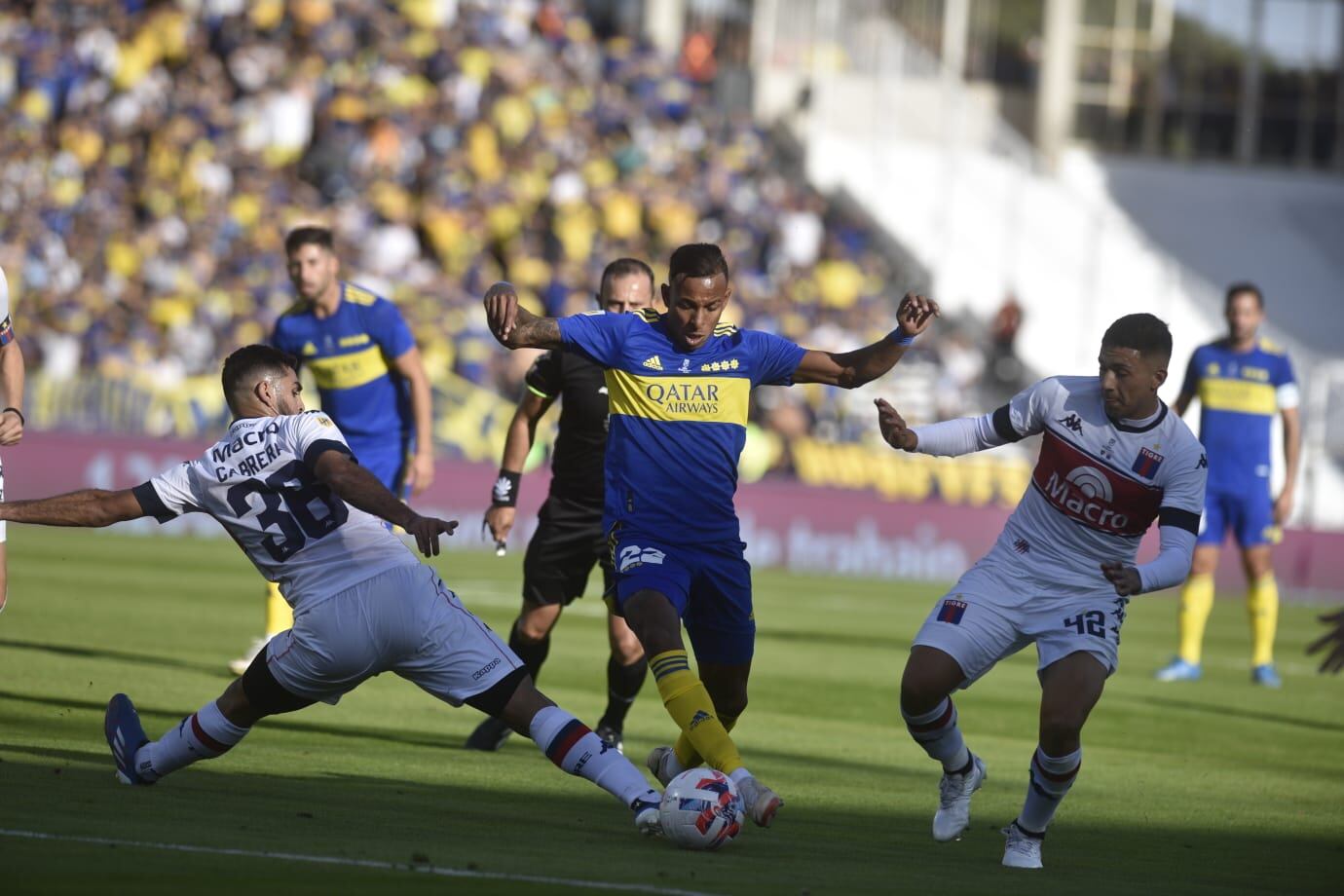 A pesar de estar imputado por abuso sexual, Sebastián Villa jugó ante Tigre la final de la Copa de la Liga Profesional, en Córdoba. (Ramiro Pereyra / La Voz)