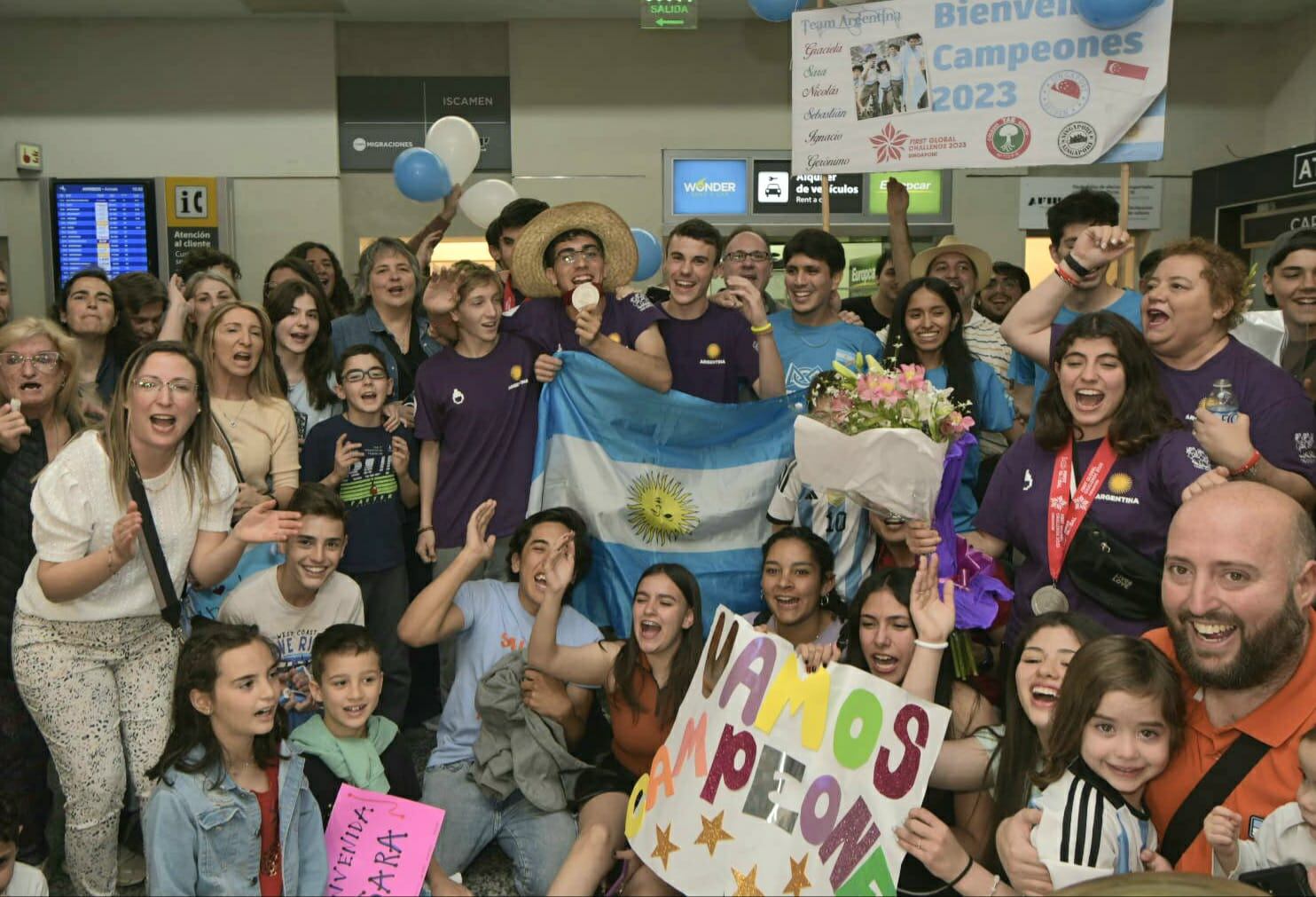 Familiares y amigos en el aeropuerto recibieron a los estudiantes mendocinos subcampeones del mundial de robótica.