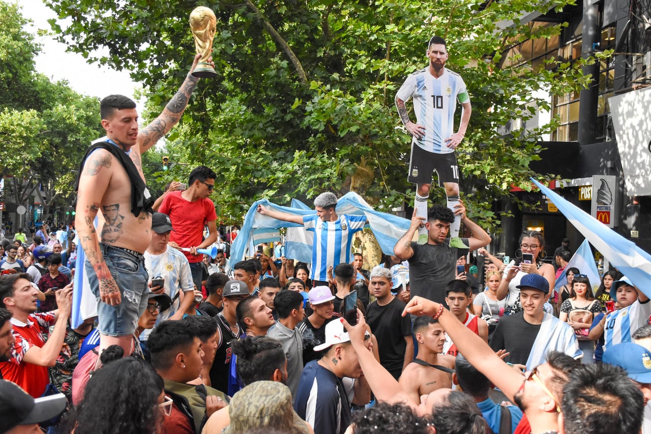 Argentina vs Polonia, asi se vivió el emocionante partido en el centro de Mendoza, poca concurrencia en escuelas primarias y secundarias.

Foto: Mariana Villa / Los Andes