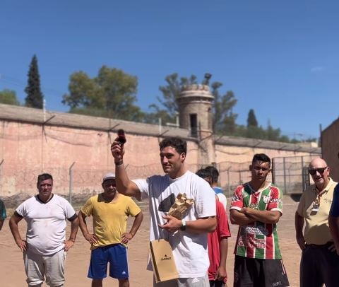 Isgro en la penitenciaría compartiendo rugby con internos.