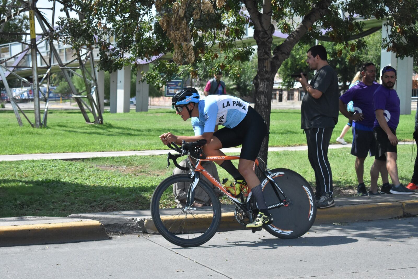 El campeonato Argentino de Ruta comenzó a disputar en Mendoza, la primera prueba fue la contrarreloj, en el Corredor del Oeste.