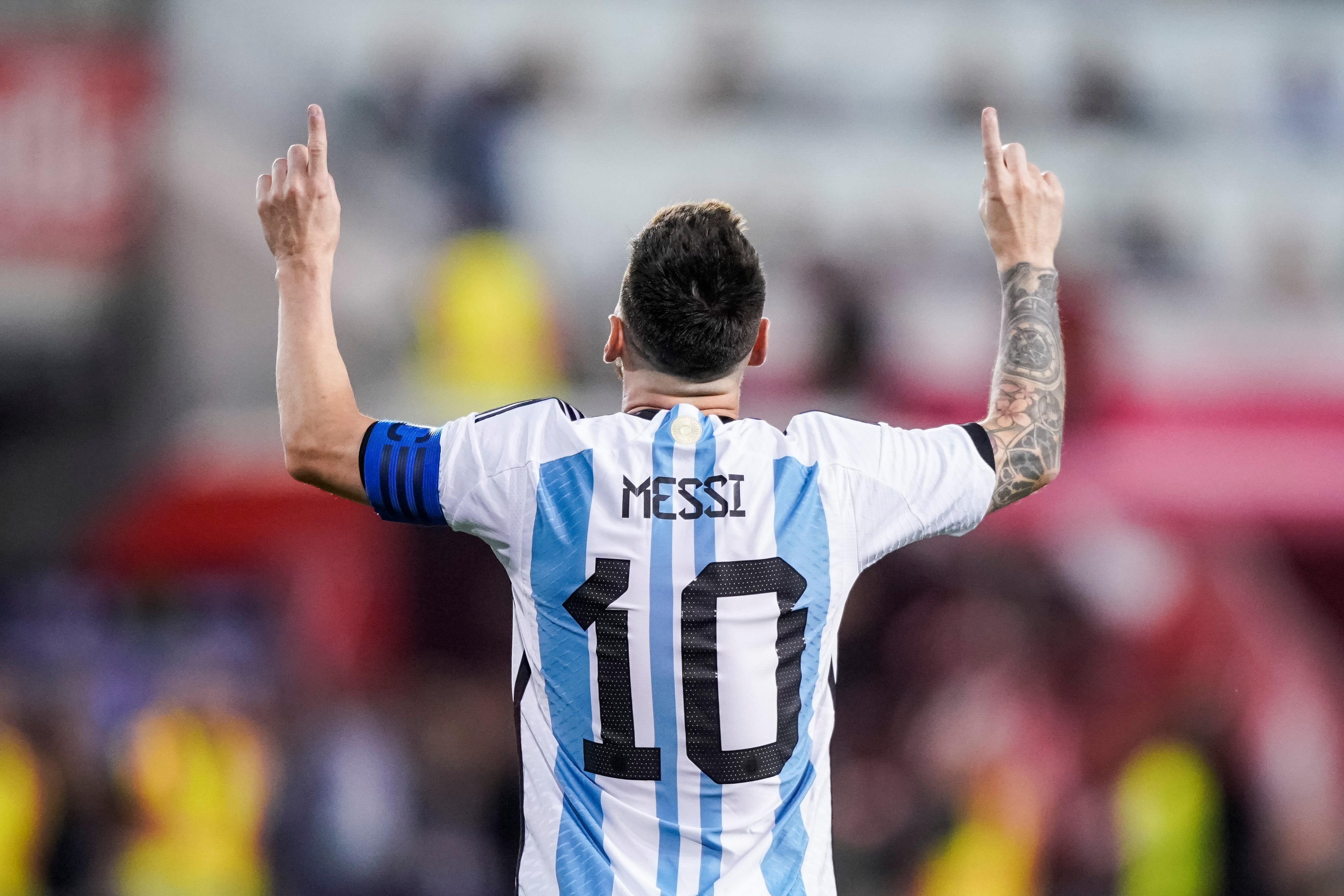 Lionel Messi y su clásico festejo con los dedos índices apuntando al cielo en homenaje a su abuela Celia. (AP)