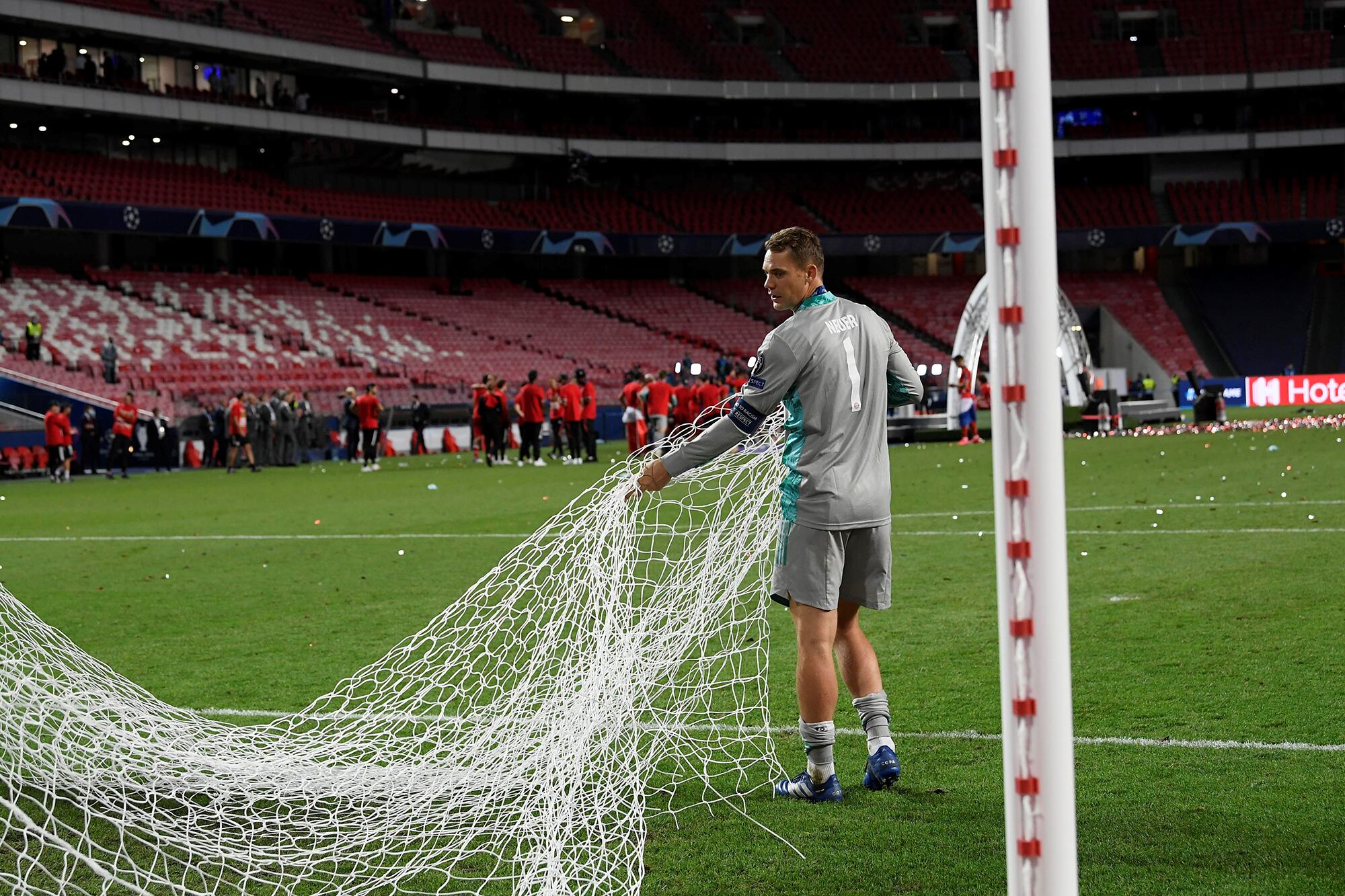 Manuel Neuer se lleva la red del arco del estadio Da Luz de Lisboa luego de la consagración de su equipo.