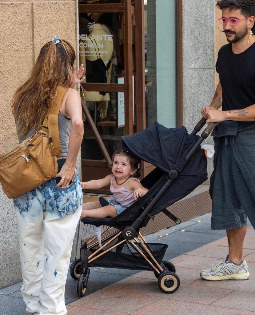 El matrimonio asistió a los Latin Grammy y dio la nota por sus alocados atuendos.