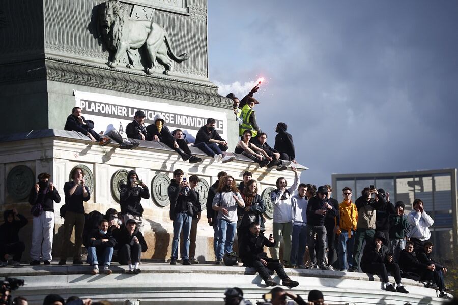 Distintos incidentes se produjeron en París y otras ciudades, en medio de las protestas por la reforma jubilatoria durante este 1 de mayo.