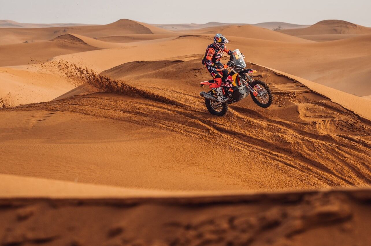 El piloto argentino culminó octavo en la tercera etapa para las Motos y achica diferencias en la general. La victoria fue para Joaquim Rodríguez.