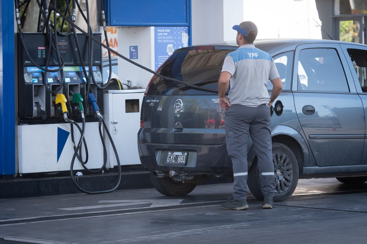 
Se espera otro aumento del 4% en la nafta y el gasoil en abril.

Foto: Ignacio Blanco / Los Andes