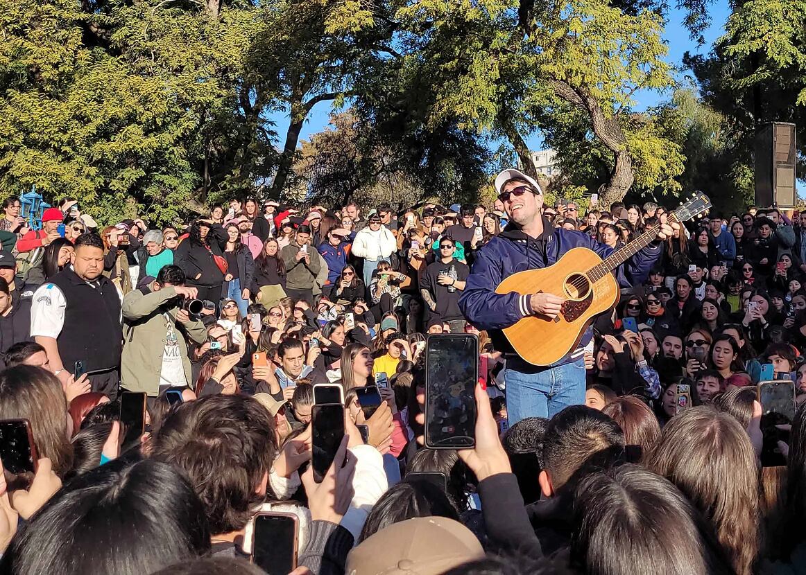 Mateo Sujatovich cantó para sus fans en la Plaza Independencia.