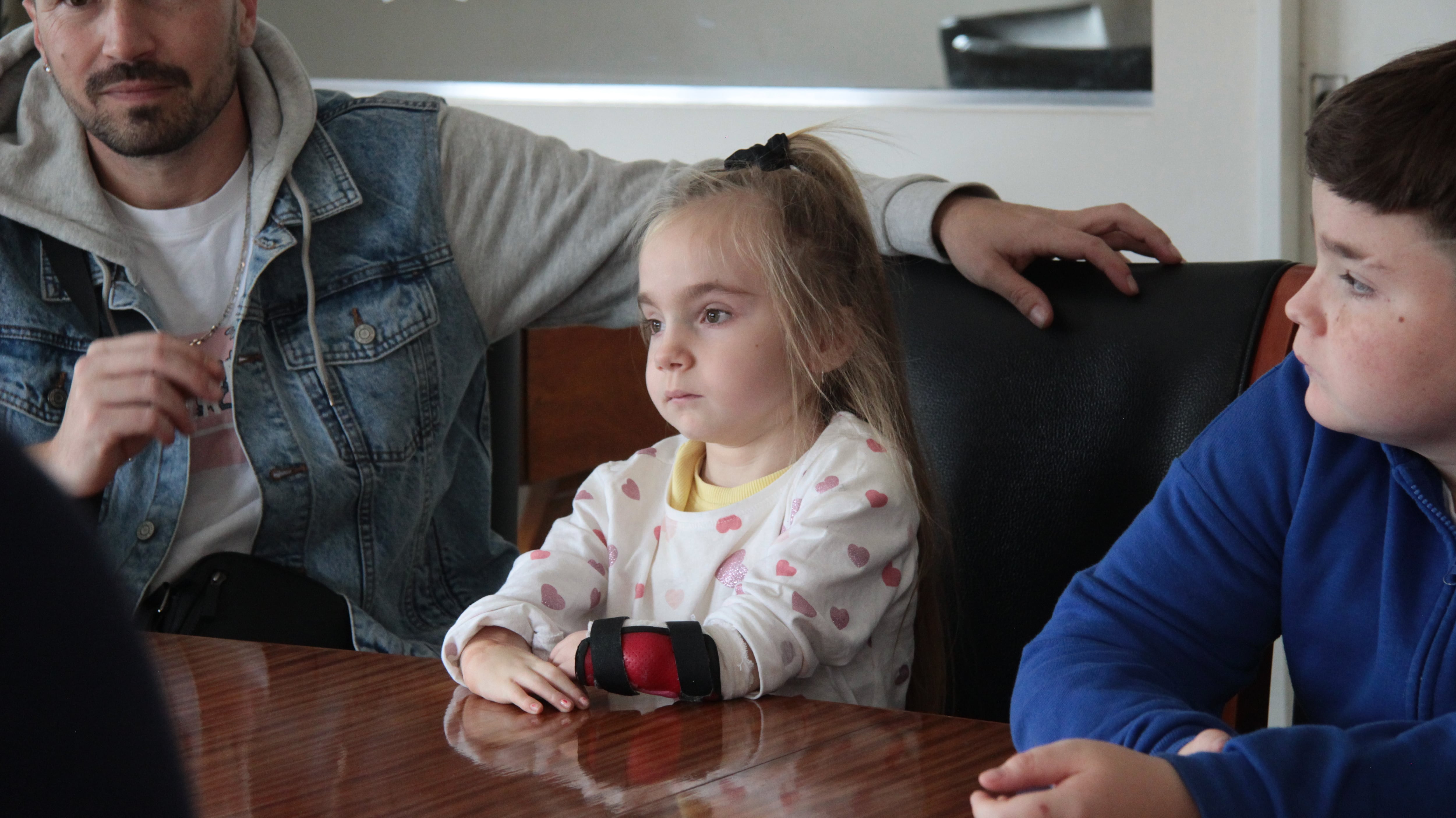 El intendente de Las Heras, Daniel Orozco, recibió a Juanita y su familia. Foto: Municipalidad de Las Heras.