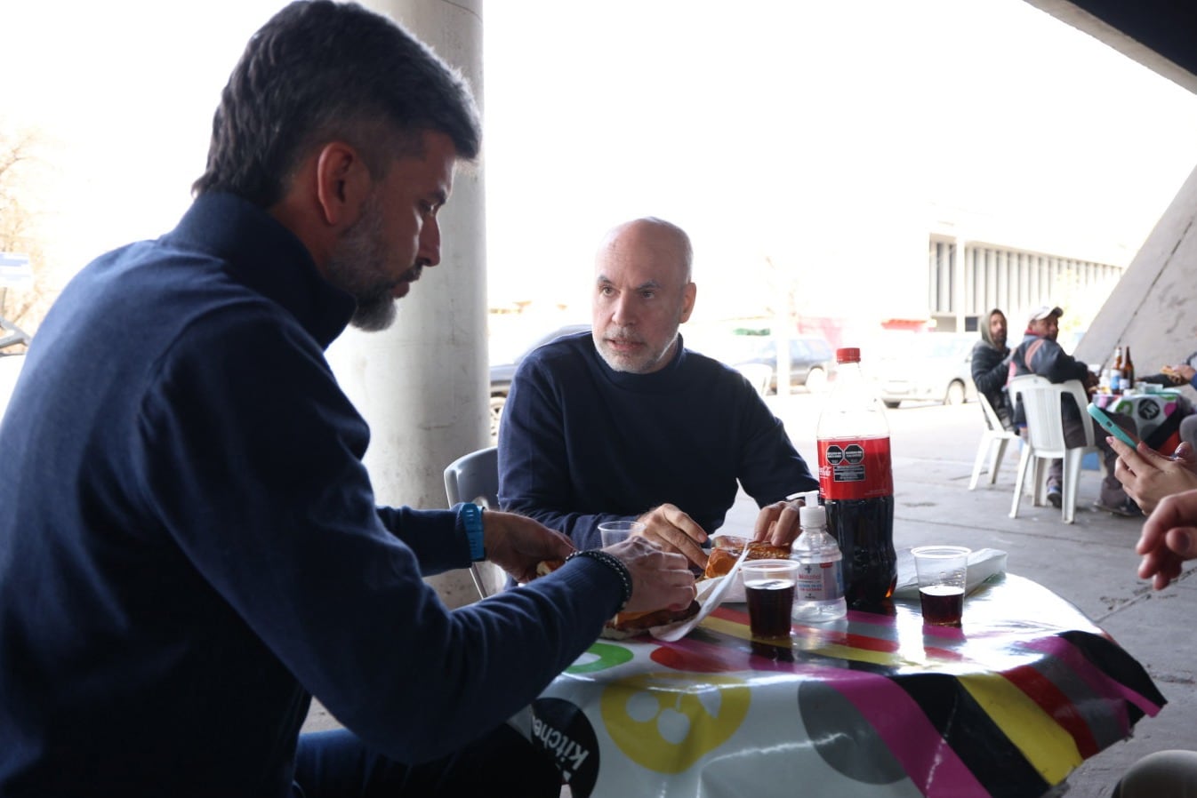 Horacio Rodríguez Larreta y el intendente capitalino, Ulpiano Suárez comieron choripanes debajo del puente de la Costanera