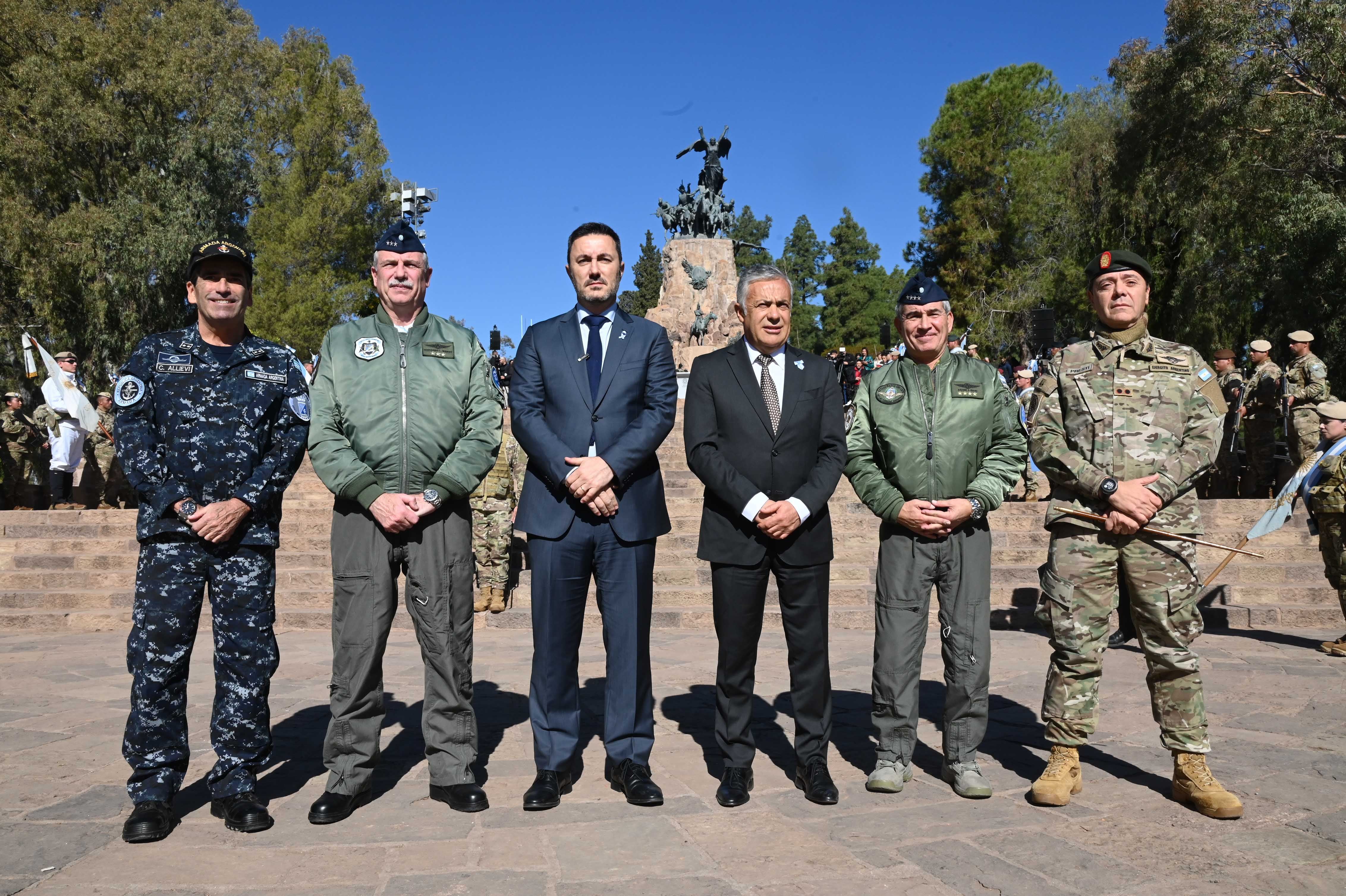 El ministro de Defensa, Luis Petri, encabezó el acto por el aniversario del Ejército en el Cerro de la Gloria. Lo acompañó el gobernador Alfredo Cornejo. Foto: Prensa Mendoza