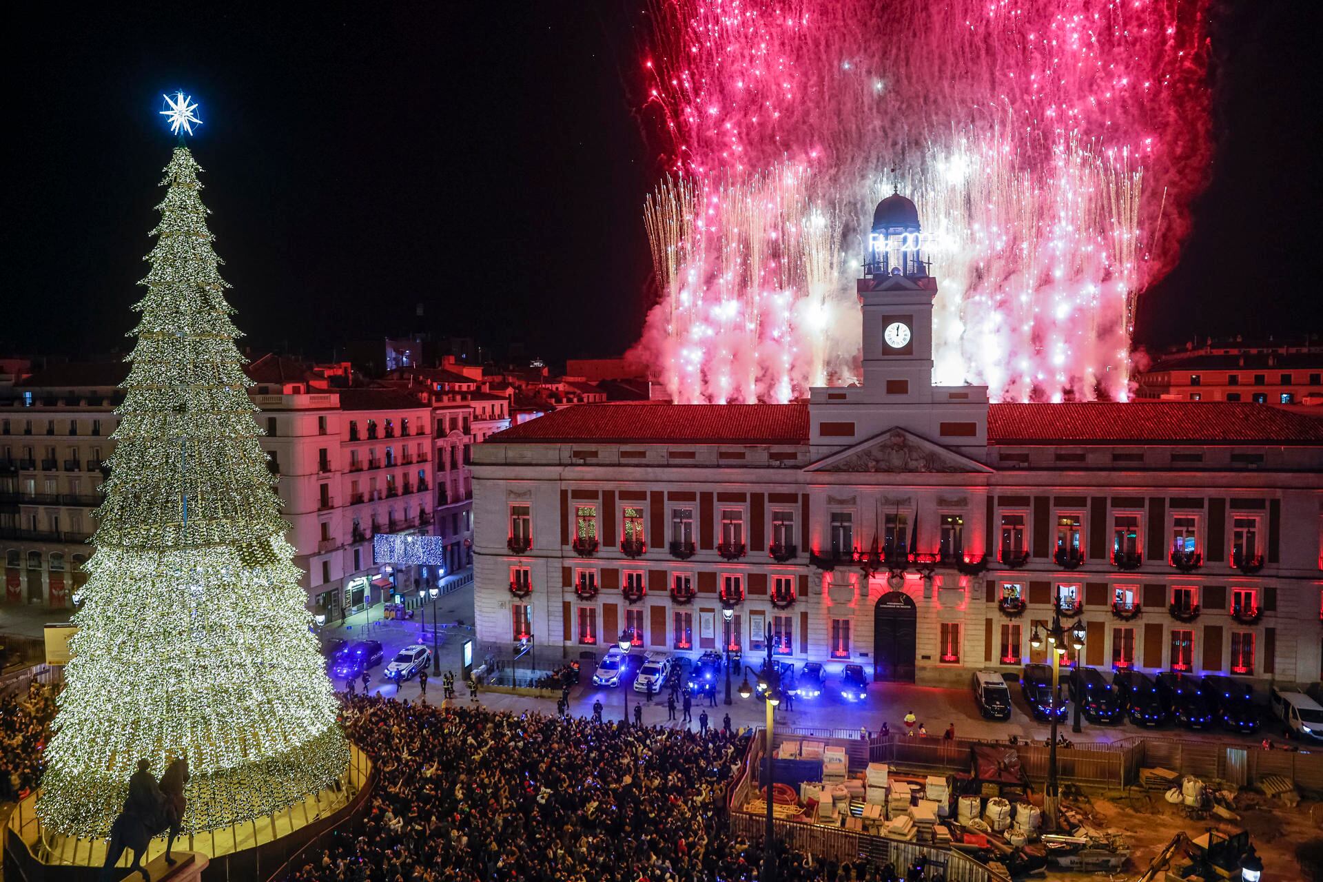 Cientos de personas se concentran a la media noche para contemplar los juegos pirotécnicos durante las tradicionales Campanadas de Fin de Año, que marcan el fin de 2022 y la bienvenida a 2023, en Madrid (España). EFE/ Daniel González