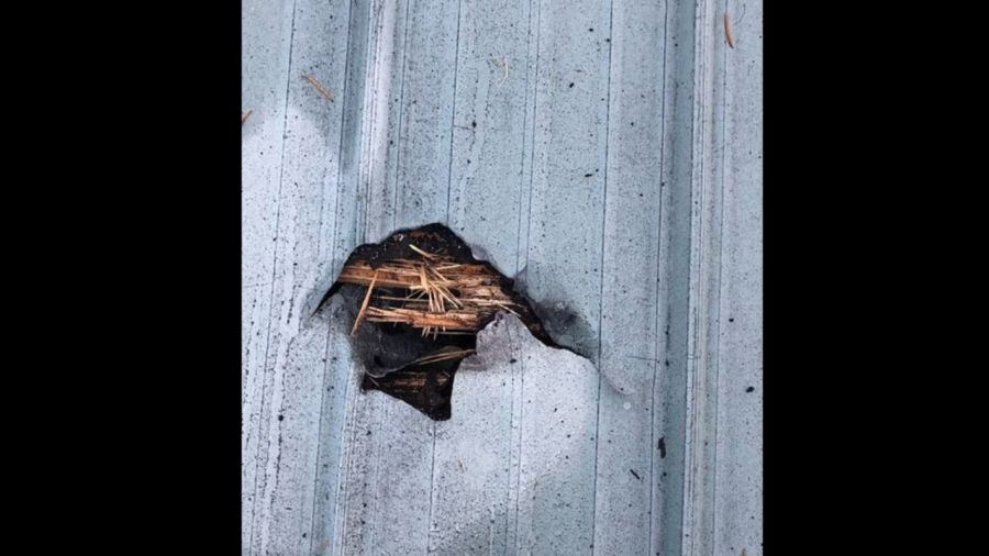 Las fotos del meteorito en la vivienda de la mujer que dormía cuando cayó.