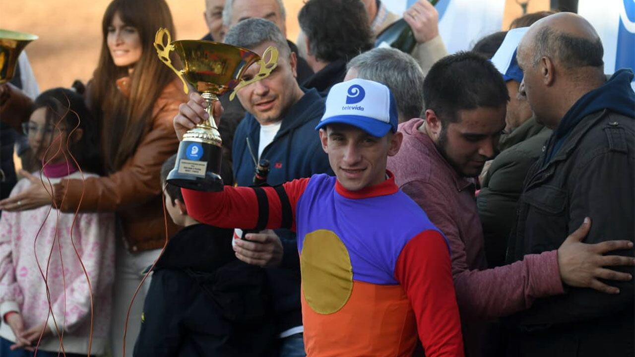 El bonaerense Kevin Banegas y su felicidad por su primer triunfo en Mendoza. Foto: José Gutiérrez / Los Andes