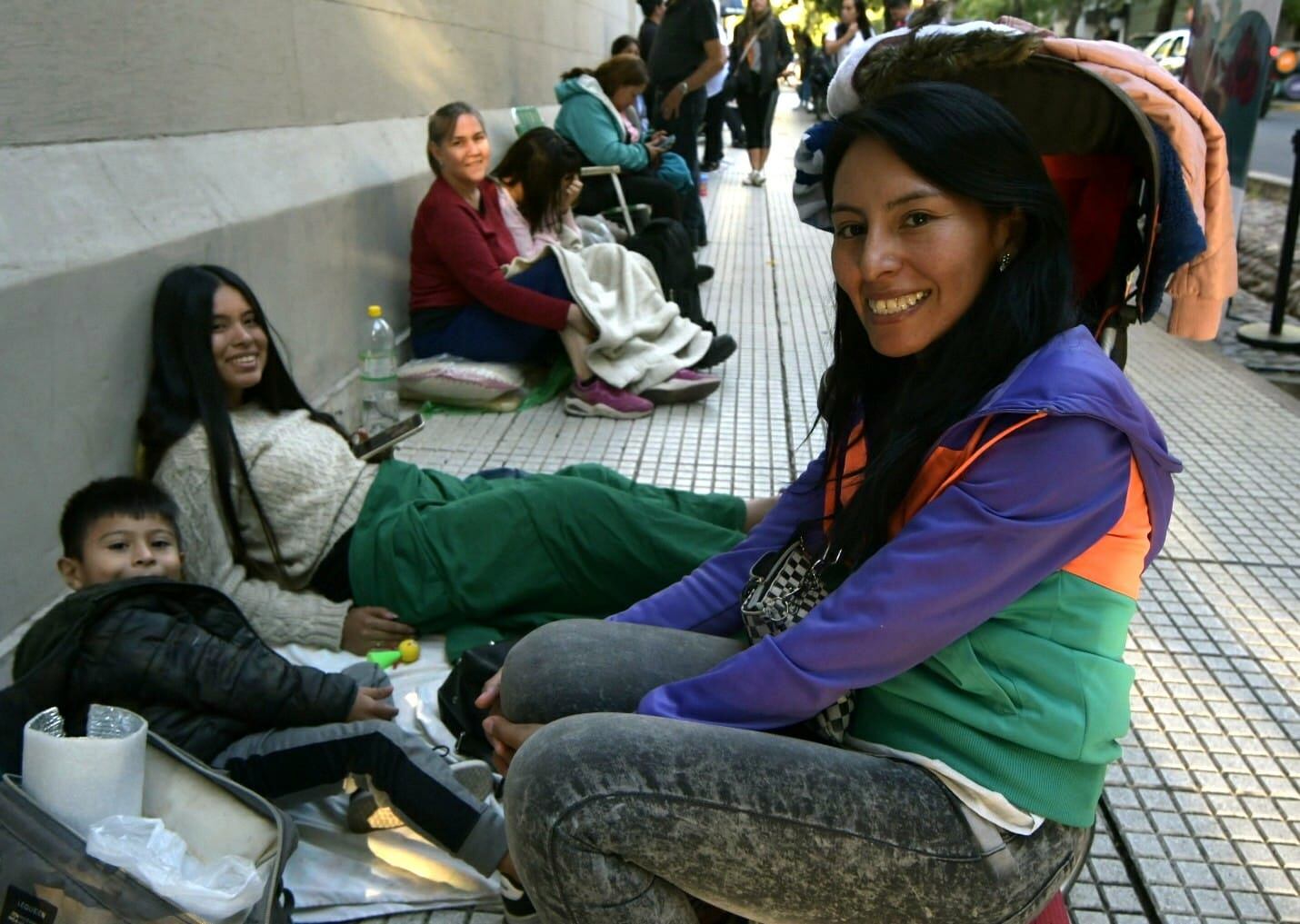 Filas en teatro Independencia para entradas de la Vendimia (Orlando Pelichotti / Los Andes)