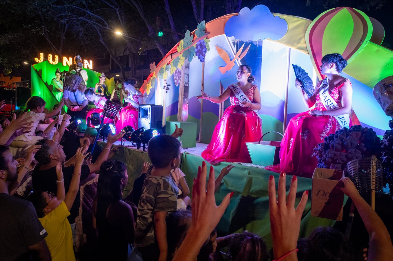 Vendimia 2024
Mendoza disfruta la Vía Blanca de las Reinas y las calles del centro se colmaron de colores
El tradicional desfile nocturno inauguró el fin de semana vendimial. Una multitud acompaña a los carros de las representantes departamentales.

Foto: Ignacio Blanco / Los Andes 
